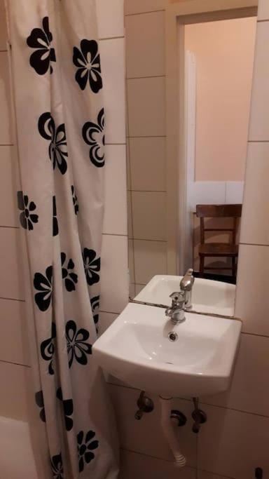 Simple Apartment 10 Minutes To Downtown Вена Экстерьер фото